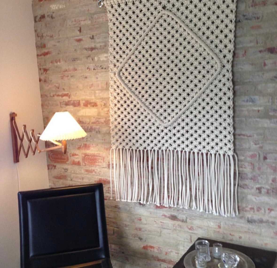 Bøje Larsen
er uddannet håndværker, beskæftigelsesvejleder og socialpædagog.
Har boet og arbejdet i Hornbæk siden 1970.
Er nu pensioneret og arbejder som kunsthåndværker.
Bøje Larsen har en håndværksmæssig og socialfaglig baggrund. Har altid haft en brændende vision om at turde og at kunne – og deraf vokser mulighederne.
Arbejder med Macramé, kombineret med træ og metal i nordisk stil. Såvel i form af store vægophæng som i møbel design, relieffer, skulpturer og billedkunst etc.