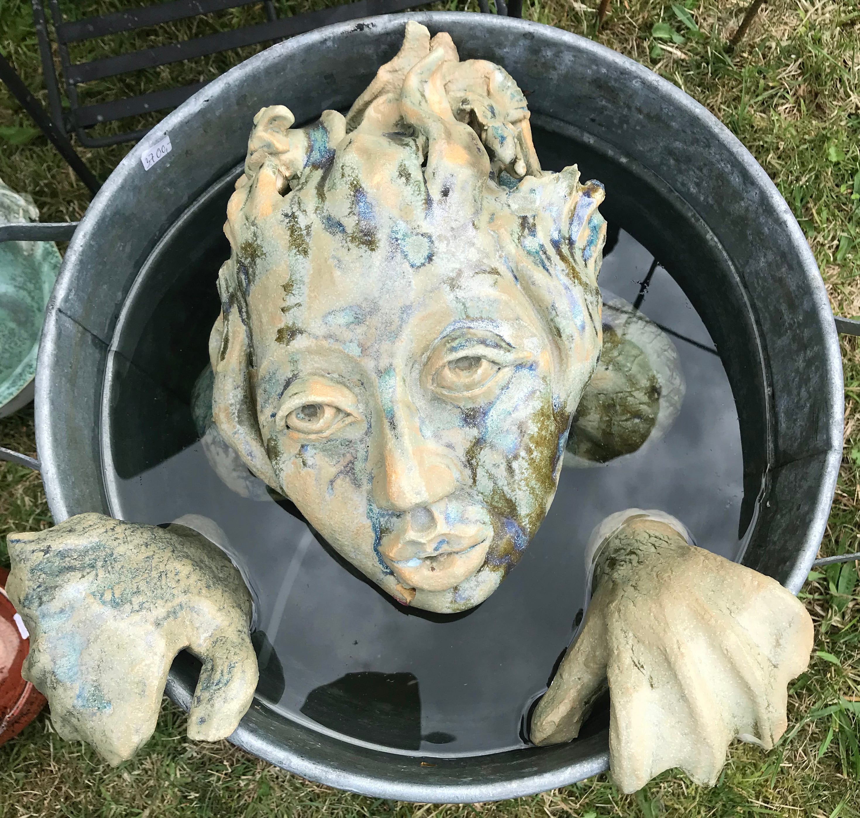 Eva Karina Hansen
Jeg laver keramik, primært i stentøj, med inspiration fra natur, mytologi og eventyr gerne med et humoristisk islæt.
Jeg holder både af de morsomme sider af eventyret, men også de mere dobbelttydige og måske uhyggelige sider.
Jeg er på Instagram under navnet Panikkeramik, det er også mit firmanavn.