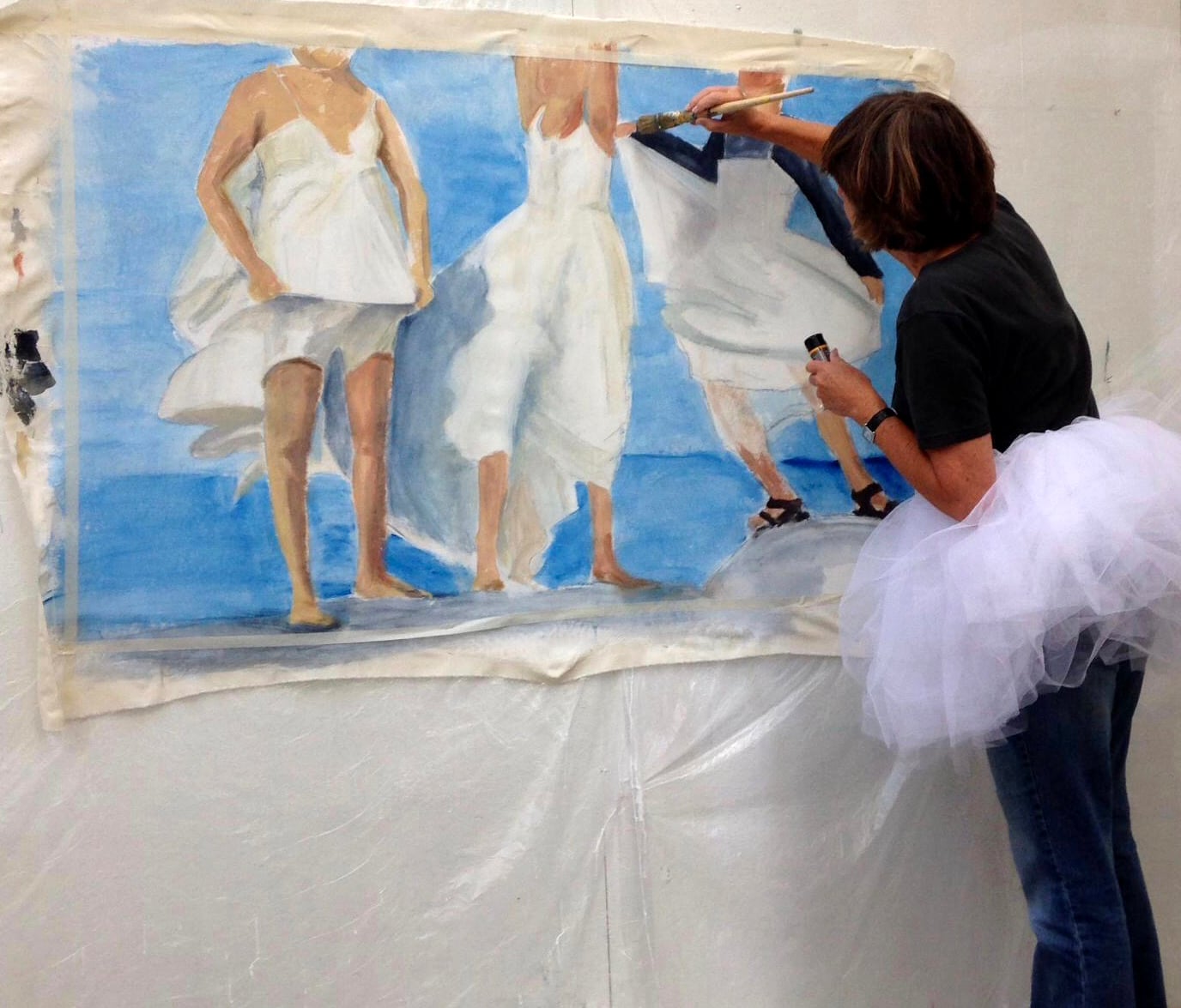 Lotte Kirkeby
Jeg har altid haft en blyant i hånden og maling under neglene, måske blev det afsat på bagsiden af en kuvert, måske på skolepulten. Opvokset i et kreativt miljø med fotografer, tegnere og malere, så er det vel naturligt
Jeg er:
indretningsarkitekt/dekoratør/grafisk
designer/Hustru/mor/bedstemor/oldemor
Jeg har:
tegnet hos Harald Isenstein
lavet grafik hos Per Just
malet hos Bjørn Ignatius Øckenholt
Pierre Beskow
Claus Handgård
Mia Nelle Drøschler.
Været på:
diverse kunsthøjskoler, udstillet hid og did, solgt her og der.
Er det kunst? Eller passer farverne bare til sofaen?