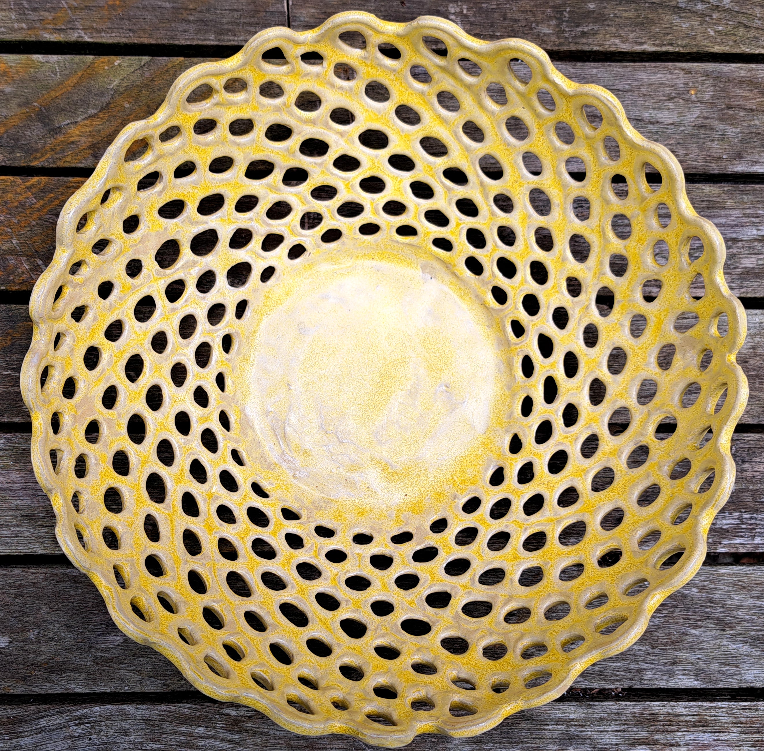 Marianne Kokholm Kristensen
driver firmaet Kokholm Keramik.
Ler er et fantastisk materiale at arbejde i og jeg er vild med det.
Jeg arbejder meget med støbeler og laver selv mine gipsforme til at arbejde i.
Ideer udvikles på computer og printes i plastik. Enten som prototype eller som udgangspunkt for en gipsform.
En proces som er spændende og langvarig. Og hvor leret får ideen til at blive virkelig.
Forglødning, glasur og den endelige brænding påvirker det ønskede udtryk.
En arbejdsform med grundighed og ordentlighed og til slut lidt uforudsigelighed, som tiltaler mig.
Udover Hornbæk Kunsthus er jeg medejer af Kunst og Håndværk på Landemærket I København.