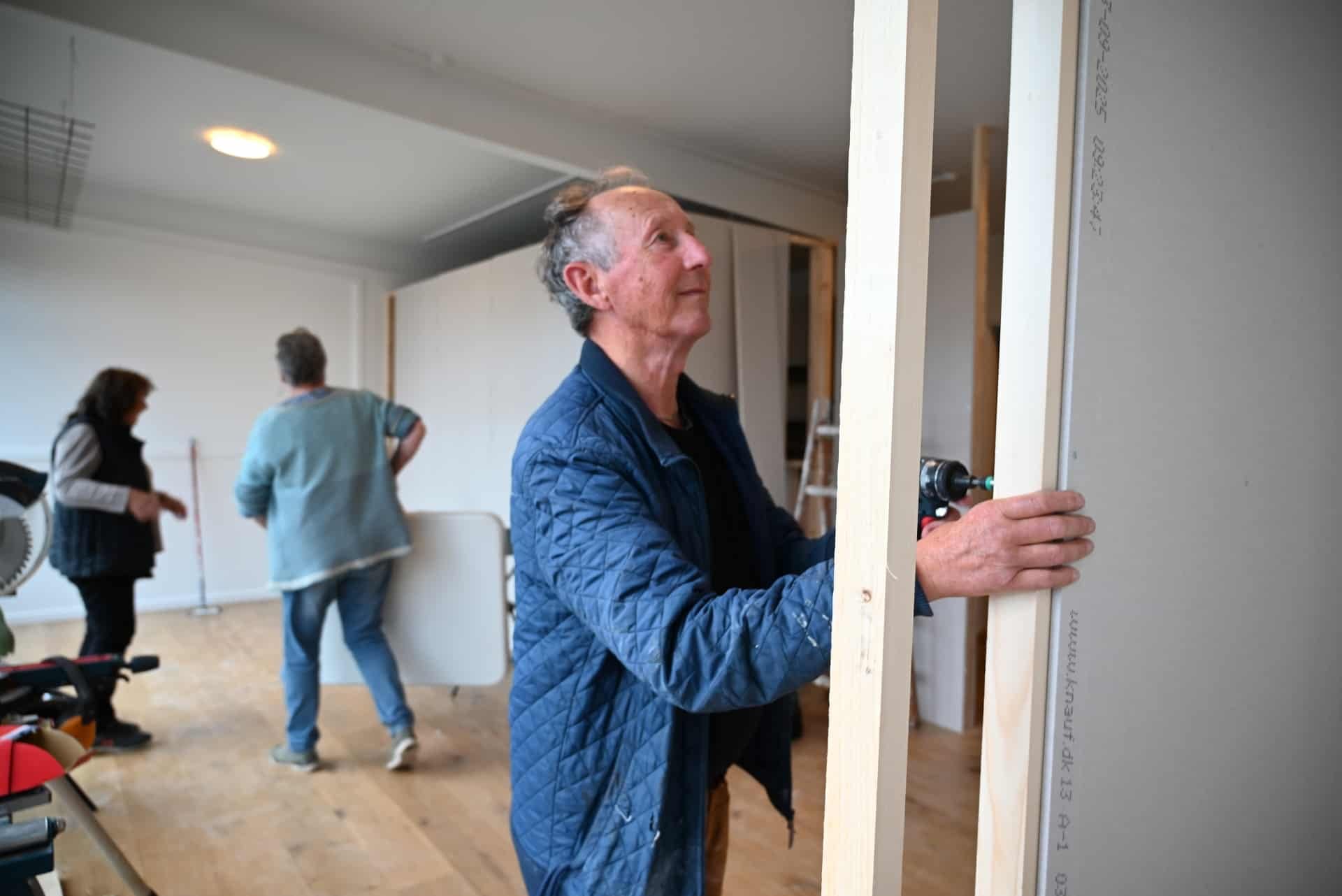 Opbygning i gang, Bøje bygger